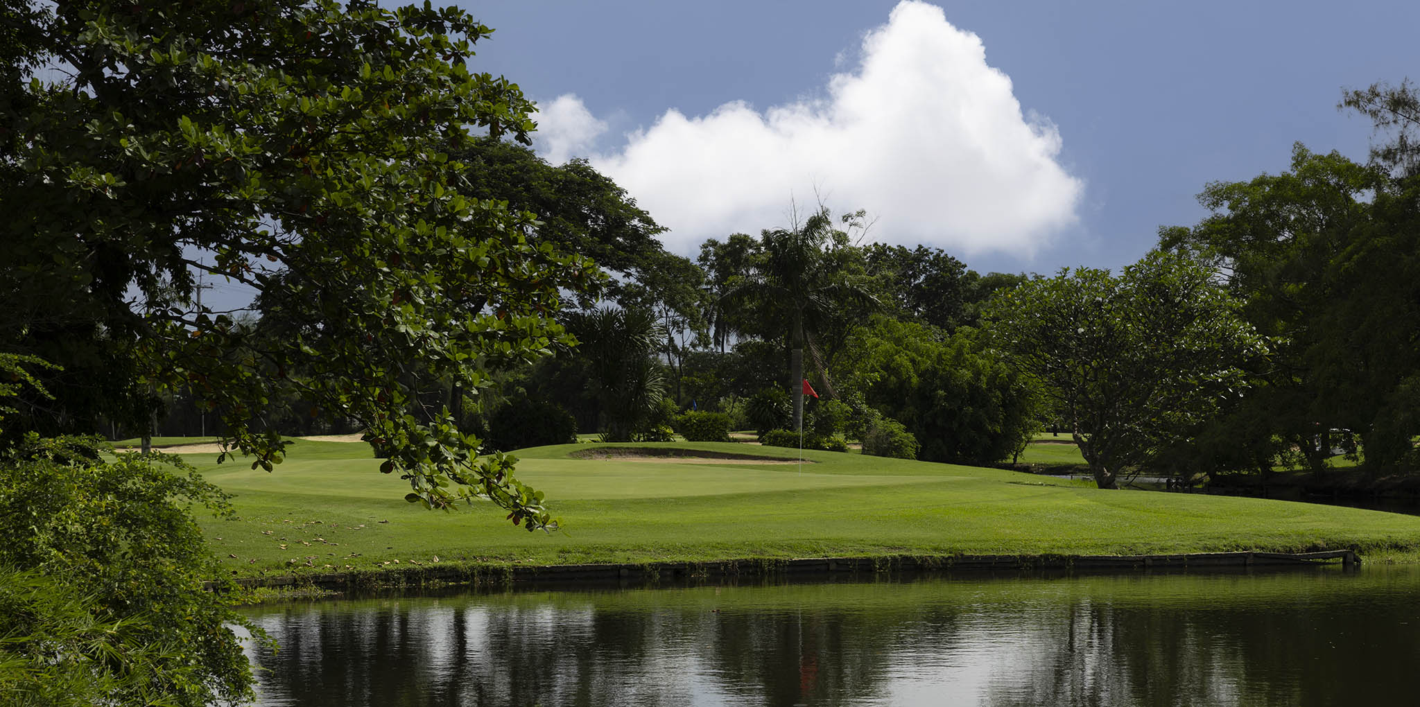 Ekachai-Clubhouse-view-blue-sky-green-golfers-paradise-header.jpg